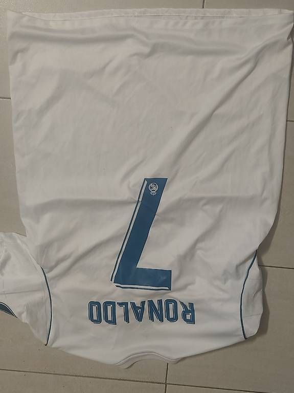 Leibchen & Hosen: Ronaldo Trikot Real Madrid:) – Gebraucht aus Laupen BE von lte_5wm9