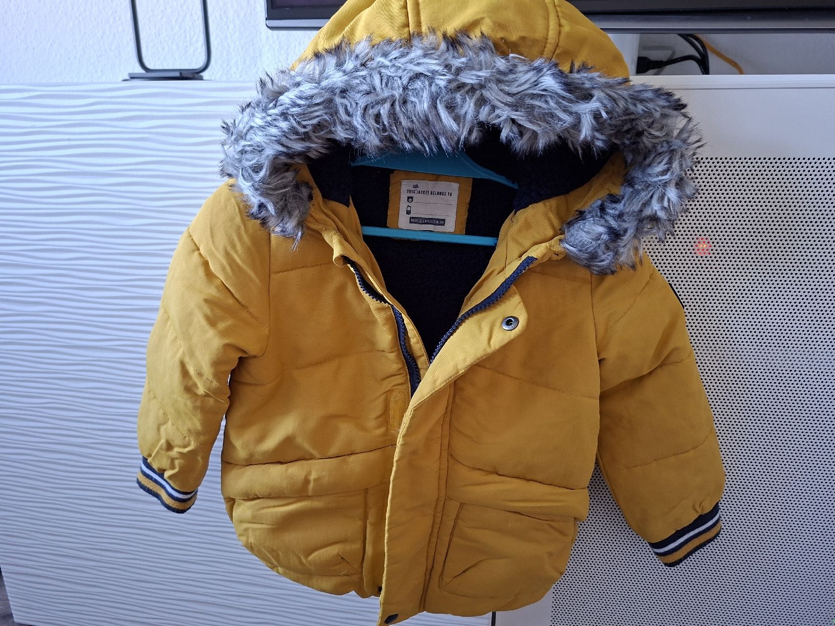 Jacken & Mäntel: Kinder Winterjacke mit Kapuze Grösse 92  – Gebraucht aus Winterthur von Ausmisten2026