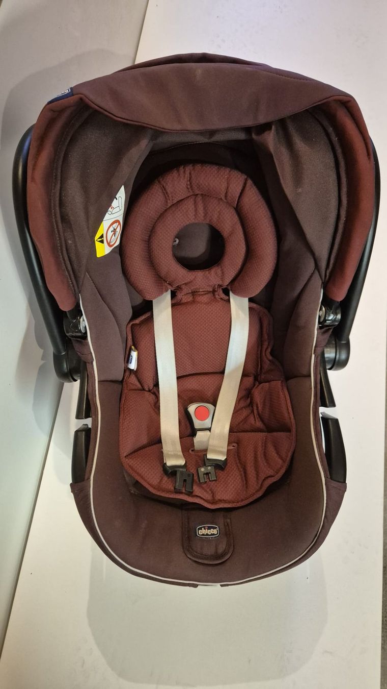 Chicco Carrozzine: Chicco Trio Activ3 poussette 3-en-1 + accessoires – Usato da Prilly venduto da Ledanaki 5