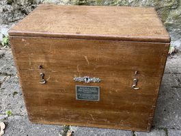 Antike Holzkiste mit Handgriffen aus Metall