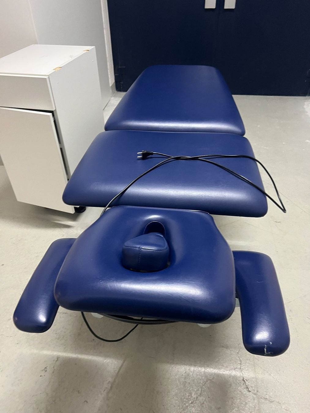 Fauteuils de soin: Elektrische Behandlungsgsliege /Massageliege – D'occasion à Wald ZH par Canix67