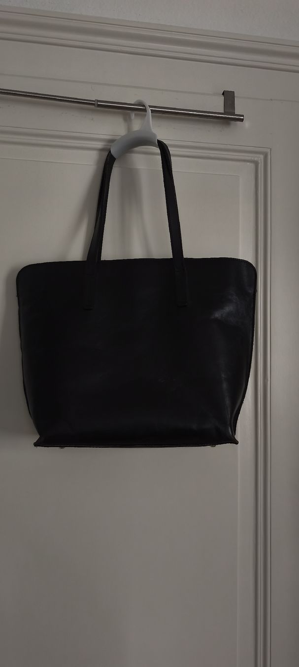 Taschen: Schwarze Ledertasche, viel Stauraum – Gebraucht aus Fribourg von swi_b7rt