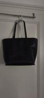 Schwarze Ledertasche, viel Stauraum