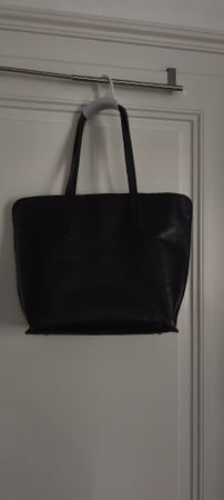 Schwarze Ledertasche, viel Stauraum