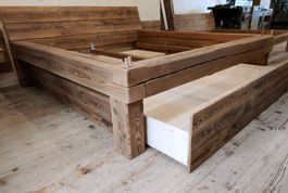 Altholzbalkenbett 180x200cm mit Schublade und Nachttischen