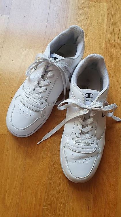 Chaussures hommes: Kaum getragene Sneakers / Turnschuhe Gr. 43 – D'occasion à Niederwangen b. Bern par thurncaro