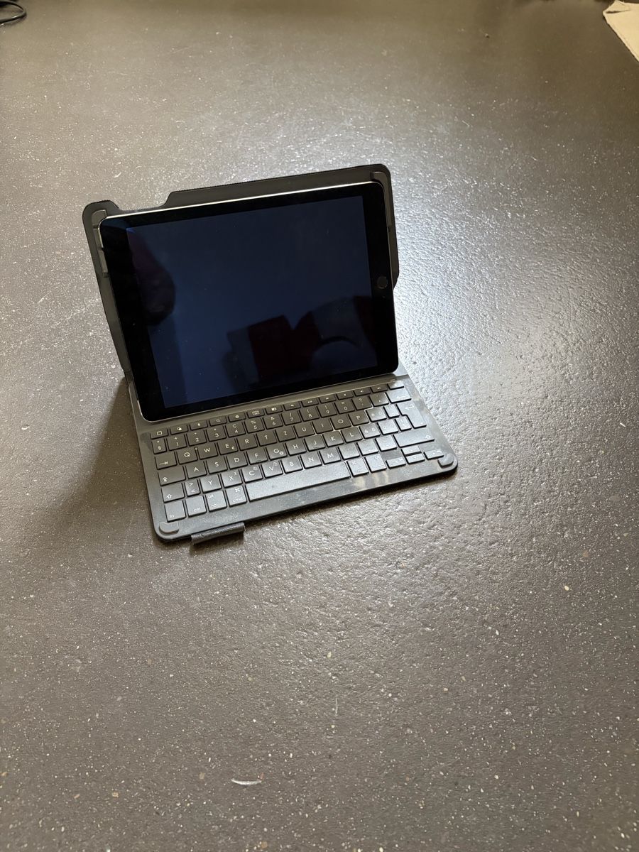 Apple Tablet PC: iPad Air 2 (wifi) + Tastatur  – Usato da Zürich venduto da Zuerisee2