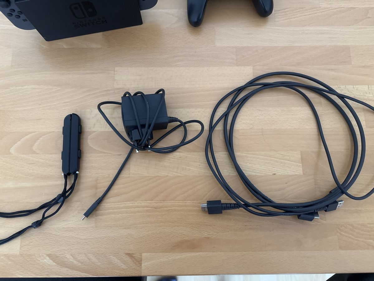 Nintendo Consoles: Nintendo Switch Konsole inkl. Dock, Pro Controller, Netzteil – D'occasion à Goldau par leo_d2sf 3