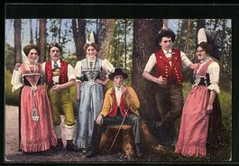Männer und Frauen in Appenzeller-Tracht
