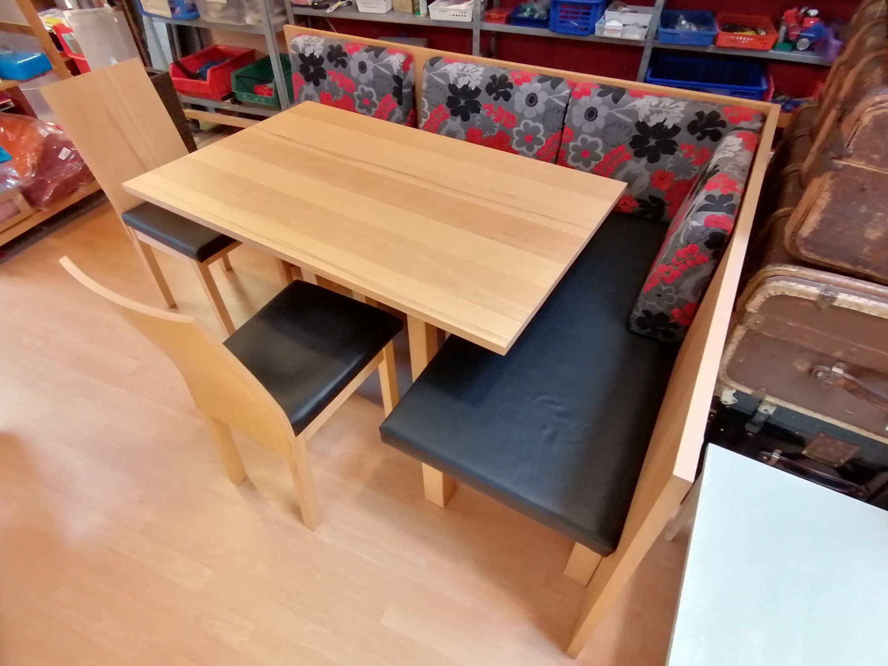 Panchine: Modernes Set aus Eckbank, Tisch, 2 Stühle – Usato da Köniz venduto da Brockenreich