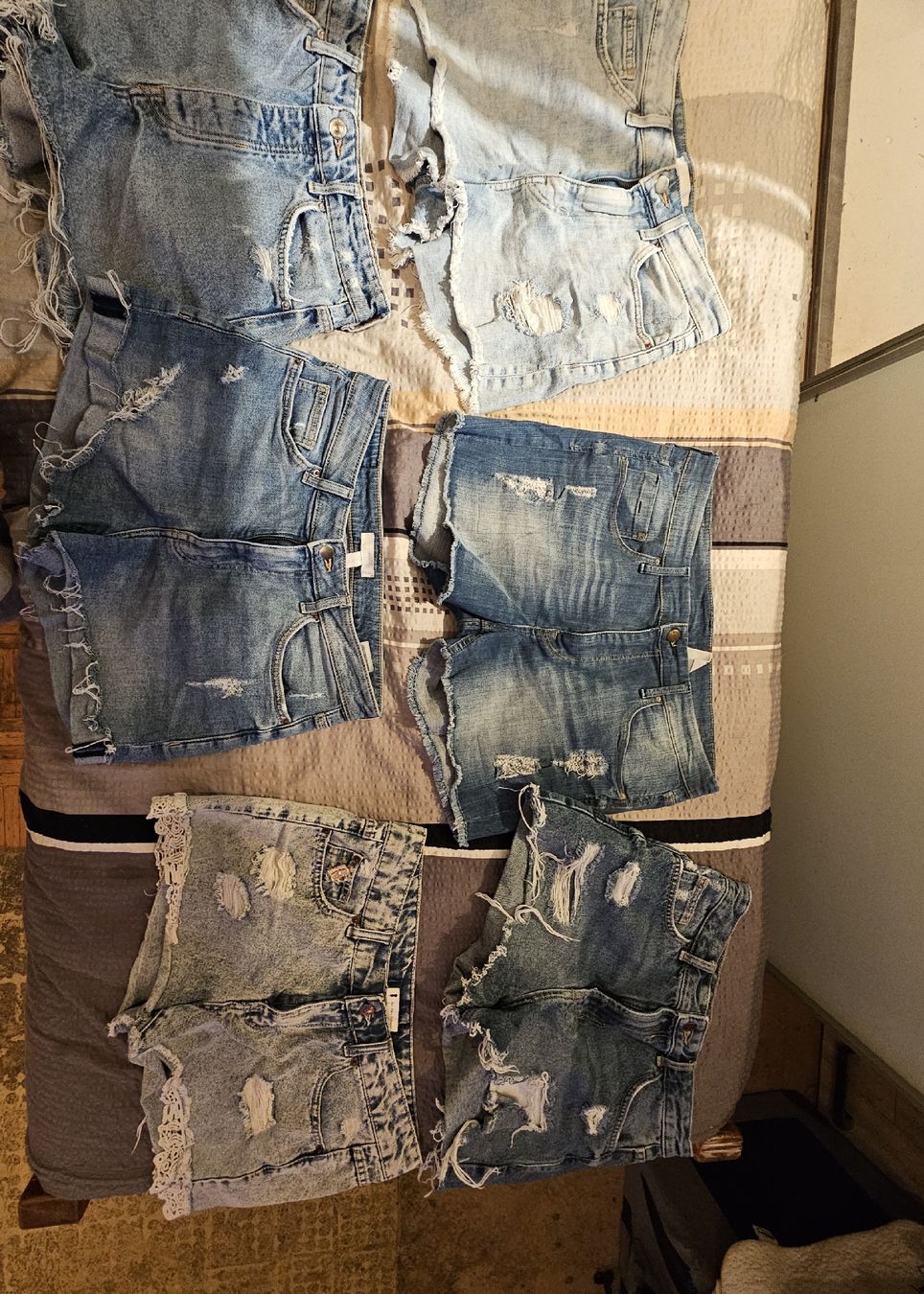 Lotti di vestiti: lot de short a 5 franc pièces – Usato da Marly venduto da tou_s9nd 1