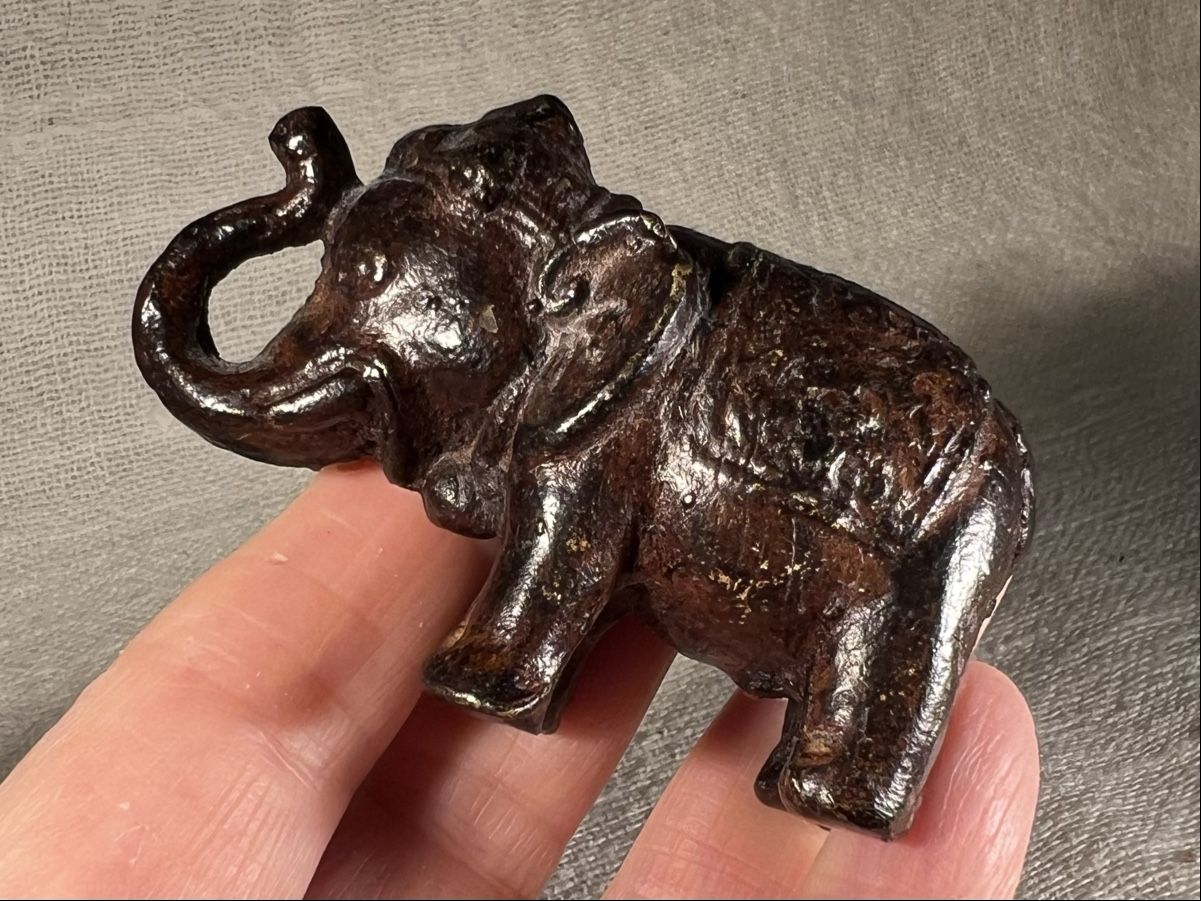 Statuette: Figurine éléphant bronze Asie, poids à opium – Usato da Genève venduto da DELIRBEADS