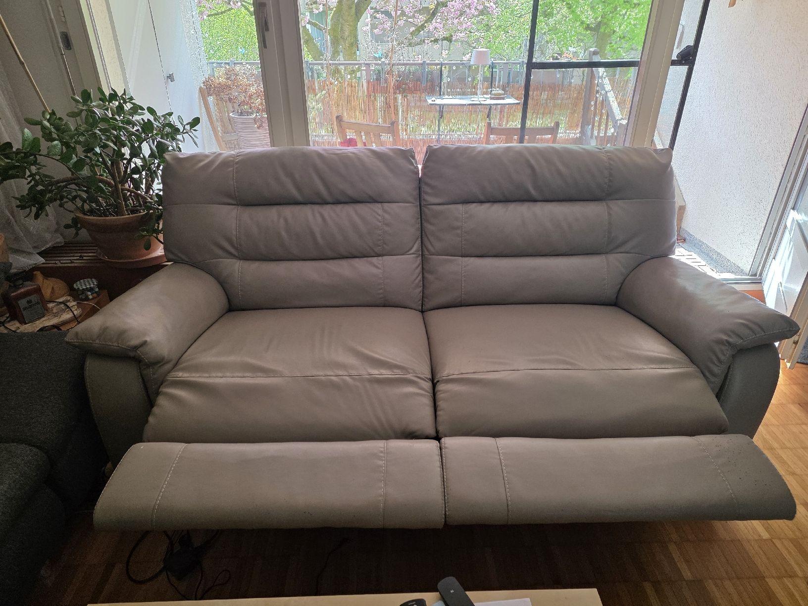 Divani: Gemütliches graues Kunstledersofa mit Relaxfunktion  – Usato da Bellikon venduto da zuzu66 1