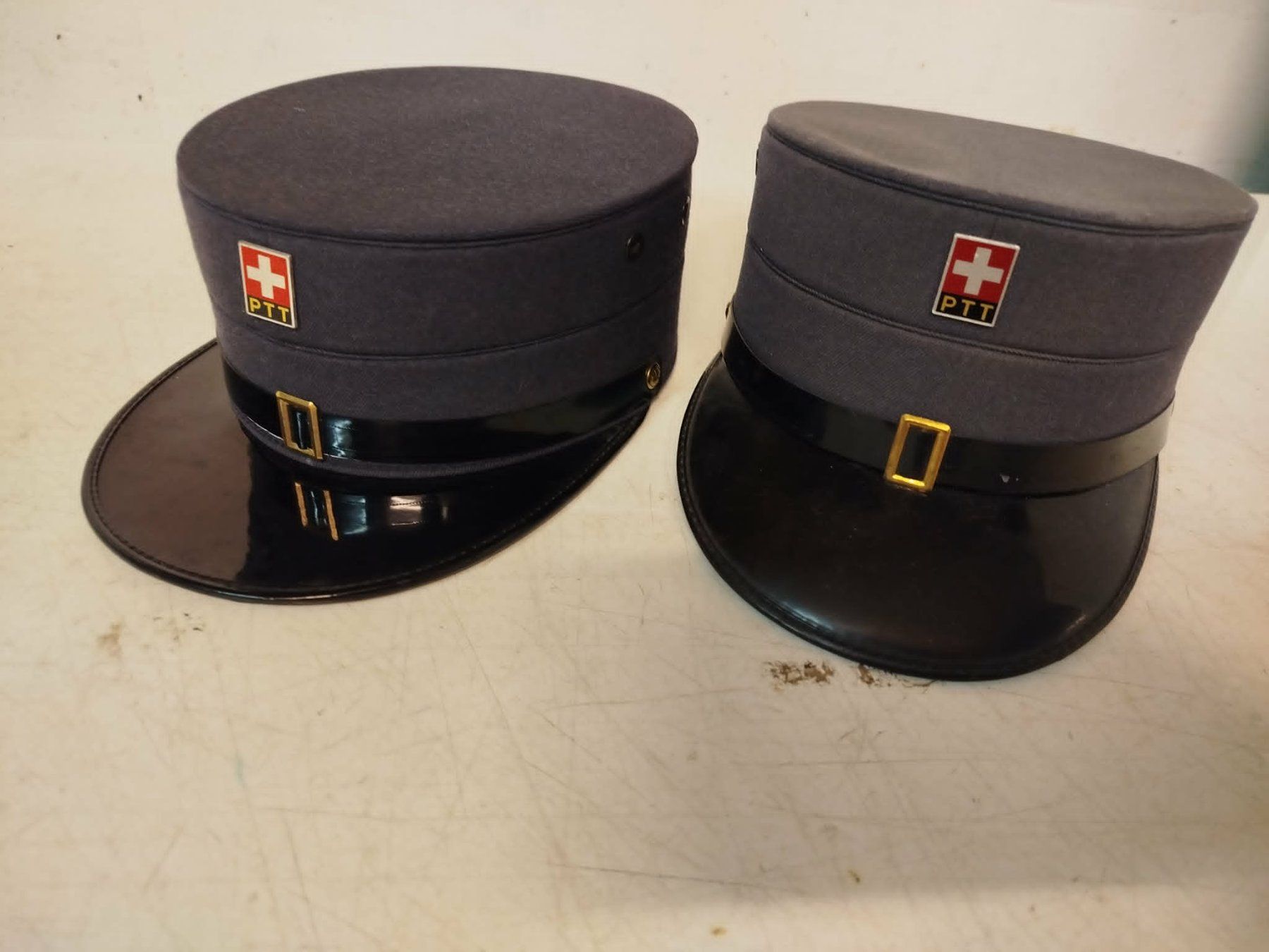 Copricapi, berretti & cappellini: 2 X Chapeau de facteur – Usato da La Chaux-de-Fonds venduto da Emmaus2300CDF