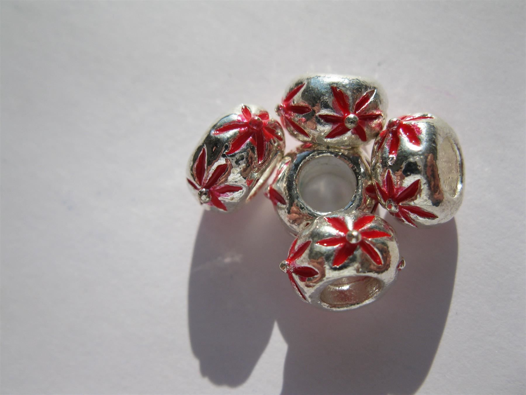 Perlen (unechte): 2 Metallperlen, Grosslochperlen, Beads mit Blume rot – Neu und originalverpackt aus St. Margarethen TG von LuanaKa 1