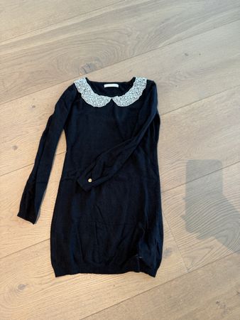 Schickes GUESS Strickkleid mit Kragen, Grösse S - Herbst