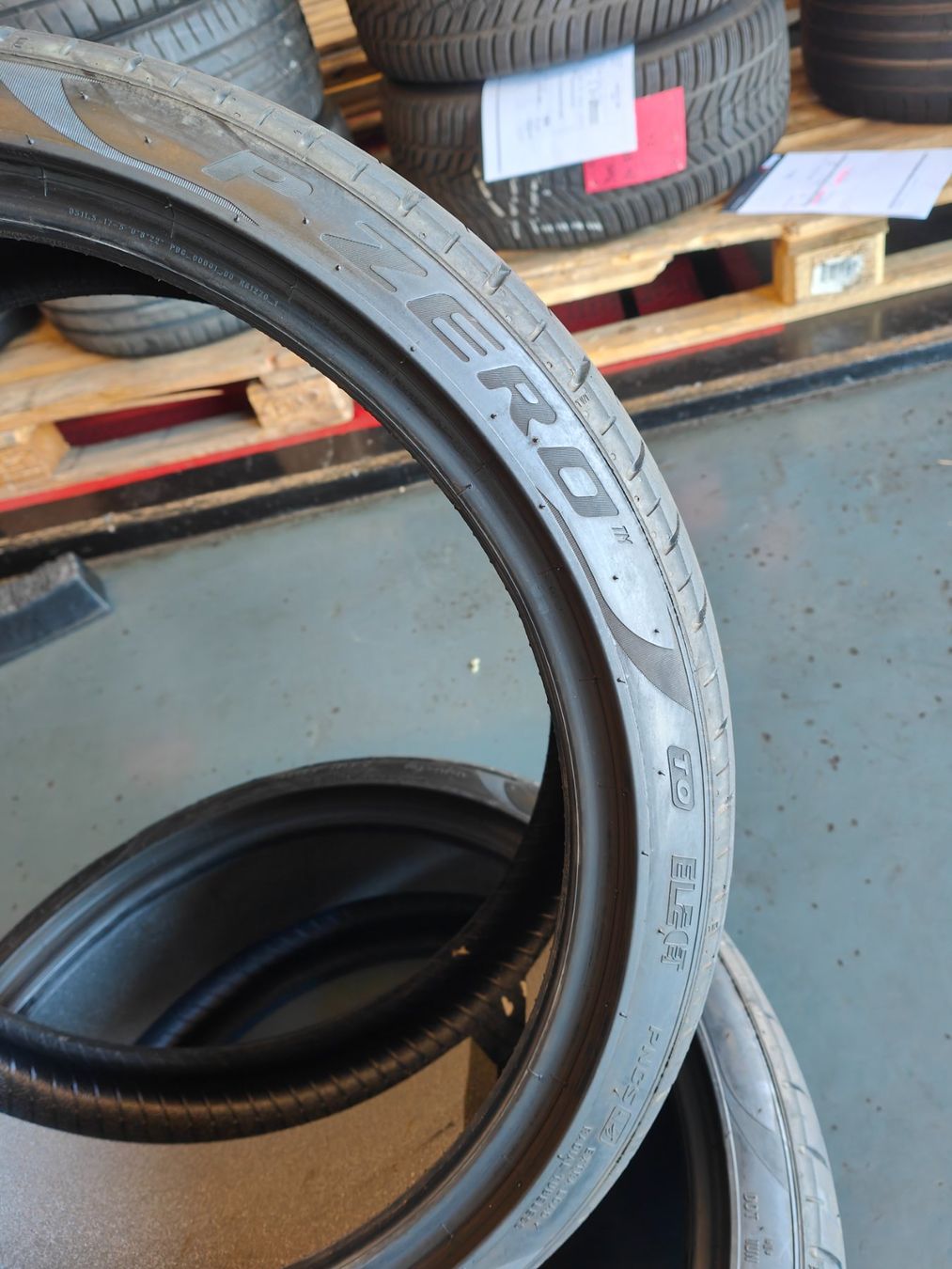 Pirelli Pneus & Kompletträder: 235/35 R20 Sommerreifen – Gebraucht aus Oberengstringen von Reifen-Lagerverkauf 3