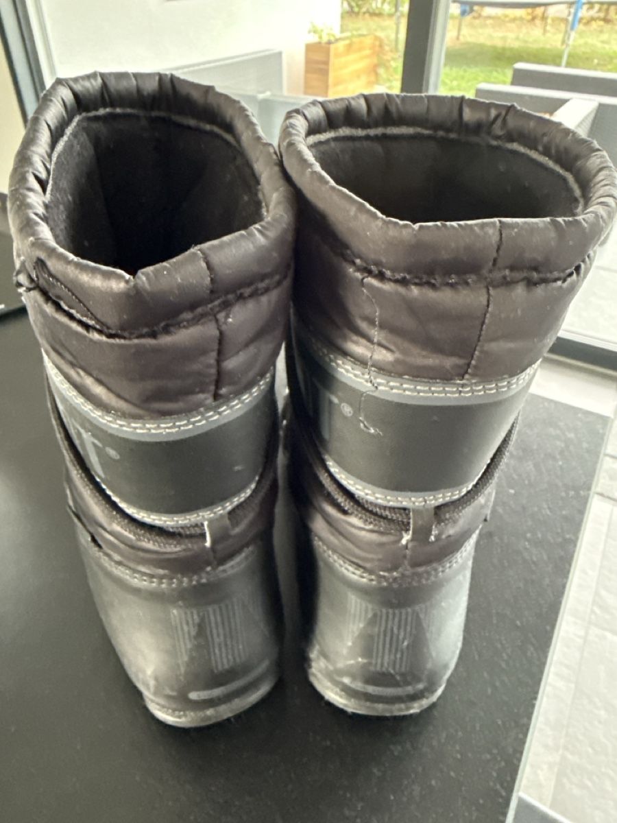 Moon Boot Chaussures filles: Bottes Moon Boot noir taille 35 état correct – D'occasion à Courtételle par cyrus347 1