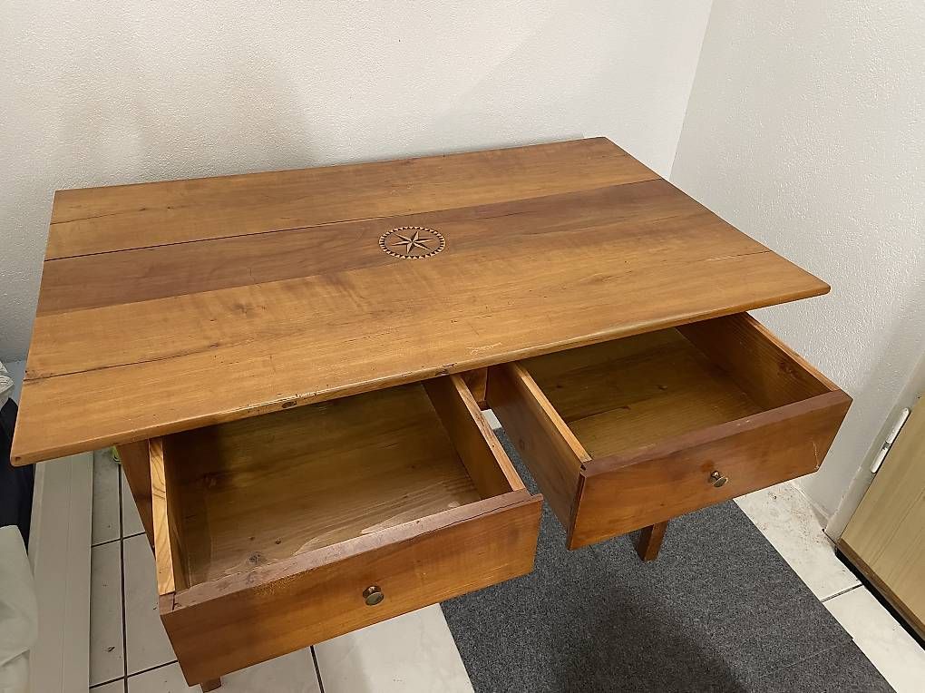 Tavoli: Rustikaler Holztisch mit Schubladen & Kompass – Usato da Basel venduto da sts82 1