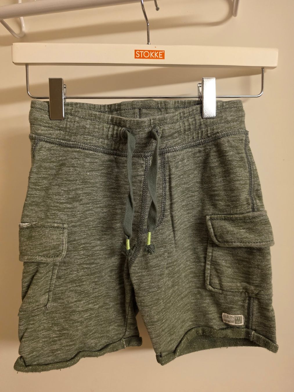 H&M Hosen: Jersey-Shorts olive Gr. 122 – Gebraucht aus Zürich von Pemberleys