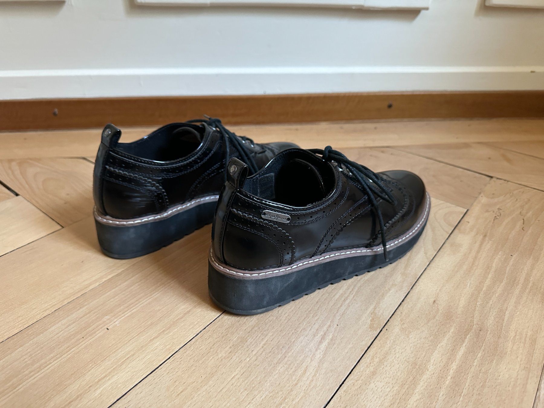 Pepe Jeans Scarpe da donna: PEPE JEANS - Lack Leder Budapester schwarz 39 – Usato da Zürich venduto da Diazaio 2