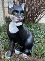 Katzen Dekofigur – Leckt Pfote, wetterfeste Gartendeko