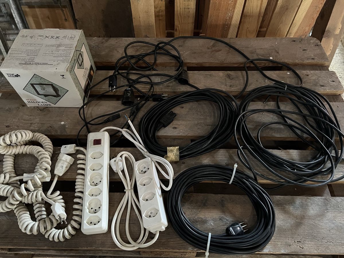 Lampade: Kabel / Steckdosenleisten / Halogenlampe – Usato da Rickenbach SO venduto da Ikognito