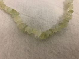 schöne Peridot Splitterkette mit Goldverschluss