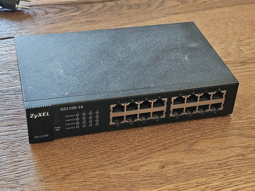 Hub & Switch: ZyXEL GS1100-16 Switch – Usato da Urtenen-Schönbühl venduto da tuxmi