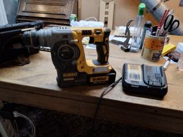 DEWALT DCH273 Bohrhammer 18V XR mit Ladegerät und Akku (DR)