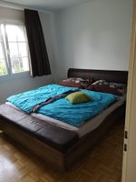 Bett mit Nachtkästchen