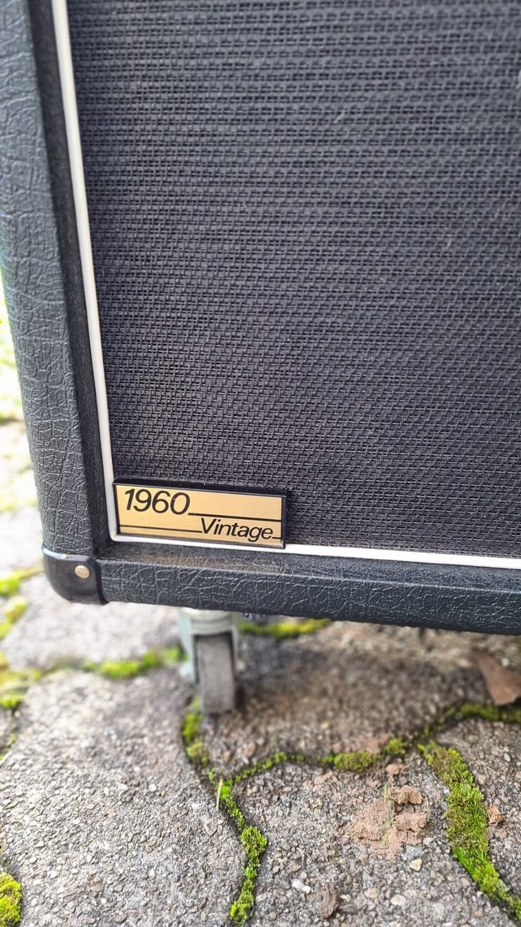 Marshall Casse acustiche: Marshall 1960 AV 412 angled Cabinet 4x12 – Usato da Uster venduto da bobnemet 4