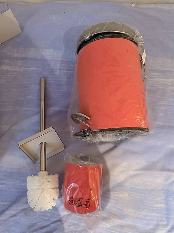 Poubelles: Wc Bürste & Abfalleimer – D'occasion à Malters par patrizia.schmid