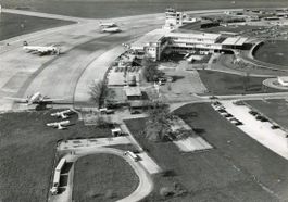 Kloten   ZH  -  Swissair Flugaufnahme Flughafen    um 1957