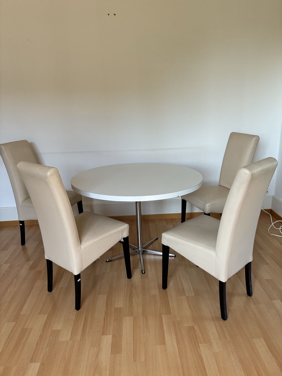Tischset: Runder Tisch + 4 Stühle – Gebraucht aus Bern von wisemagpie 7