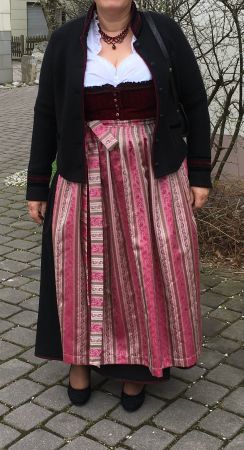 Hochwertiges und festliches Dirndl mit Jacke