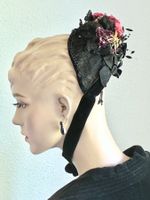 Antikes Hutteil Hufeisenhaube in Schwarz Blüten/Perlen No.2