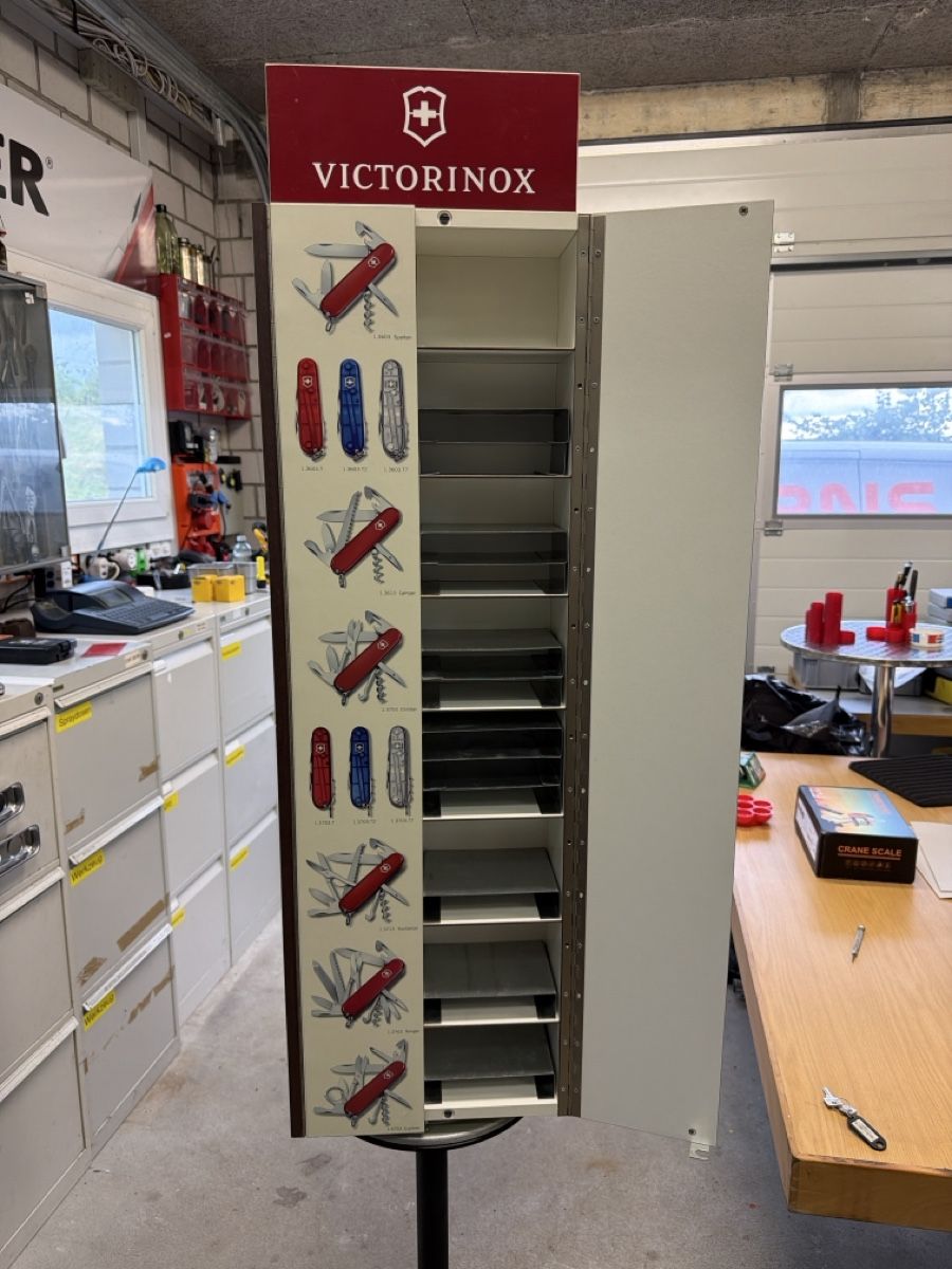 Victorinox Coltelli tascabile: Victorinox Taschenmesserverkaufsständer – Usato da Rütschelen venduto da Pemaru 4