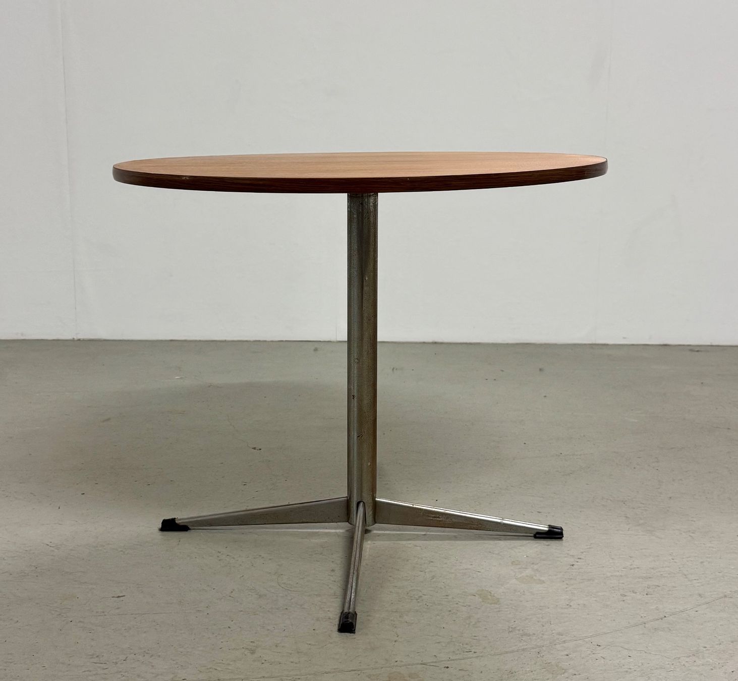 Tables: Runder Teak Sofatisch MidCentury Design 60er – D'occasion à Basel par MidMod20C 2