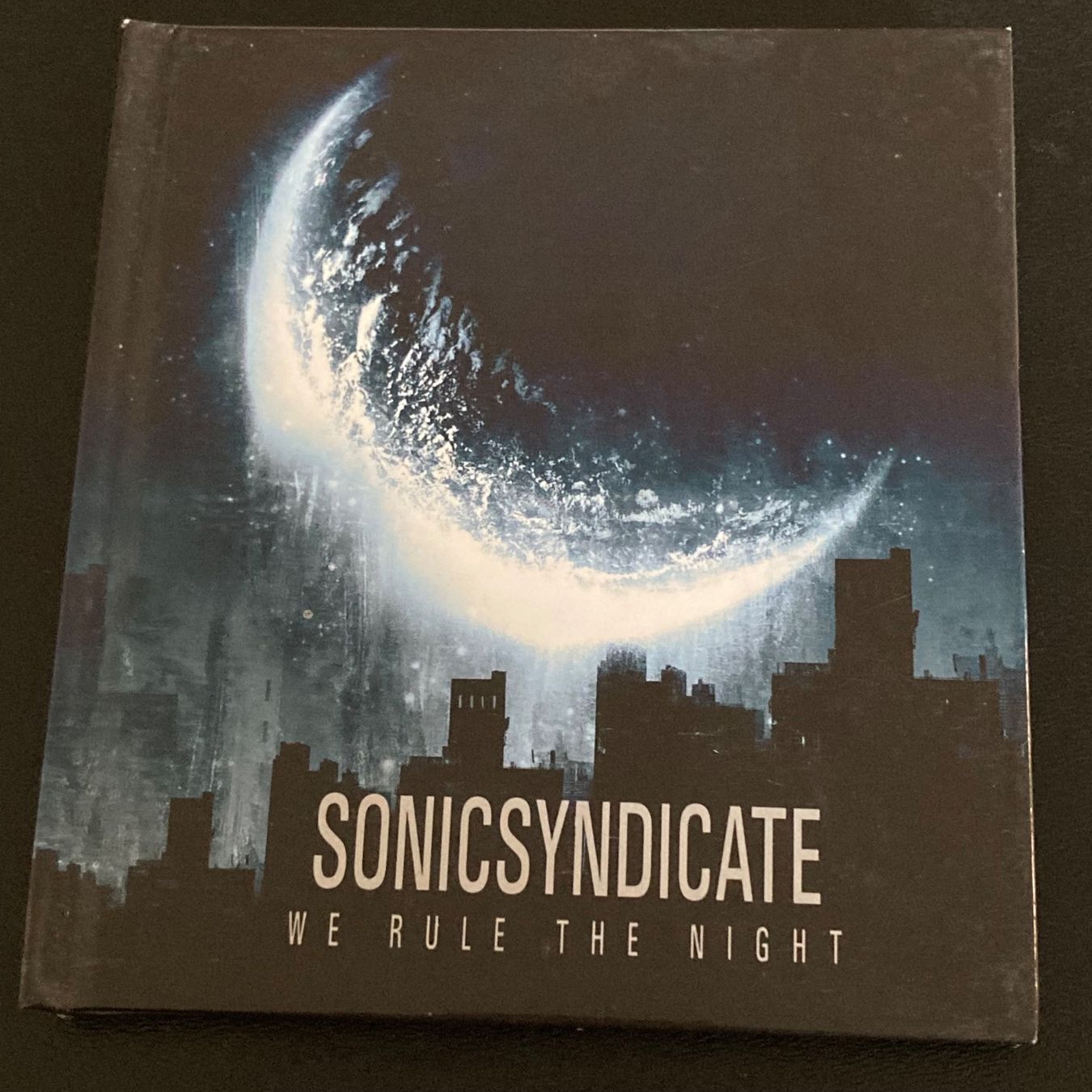 CD: Sonic Syndicate - We Rule The Night, CD/DVD – Usato da Bern venduto da Ntsamina