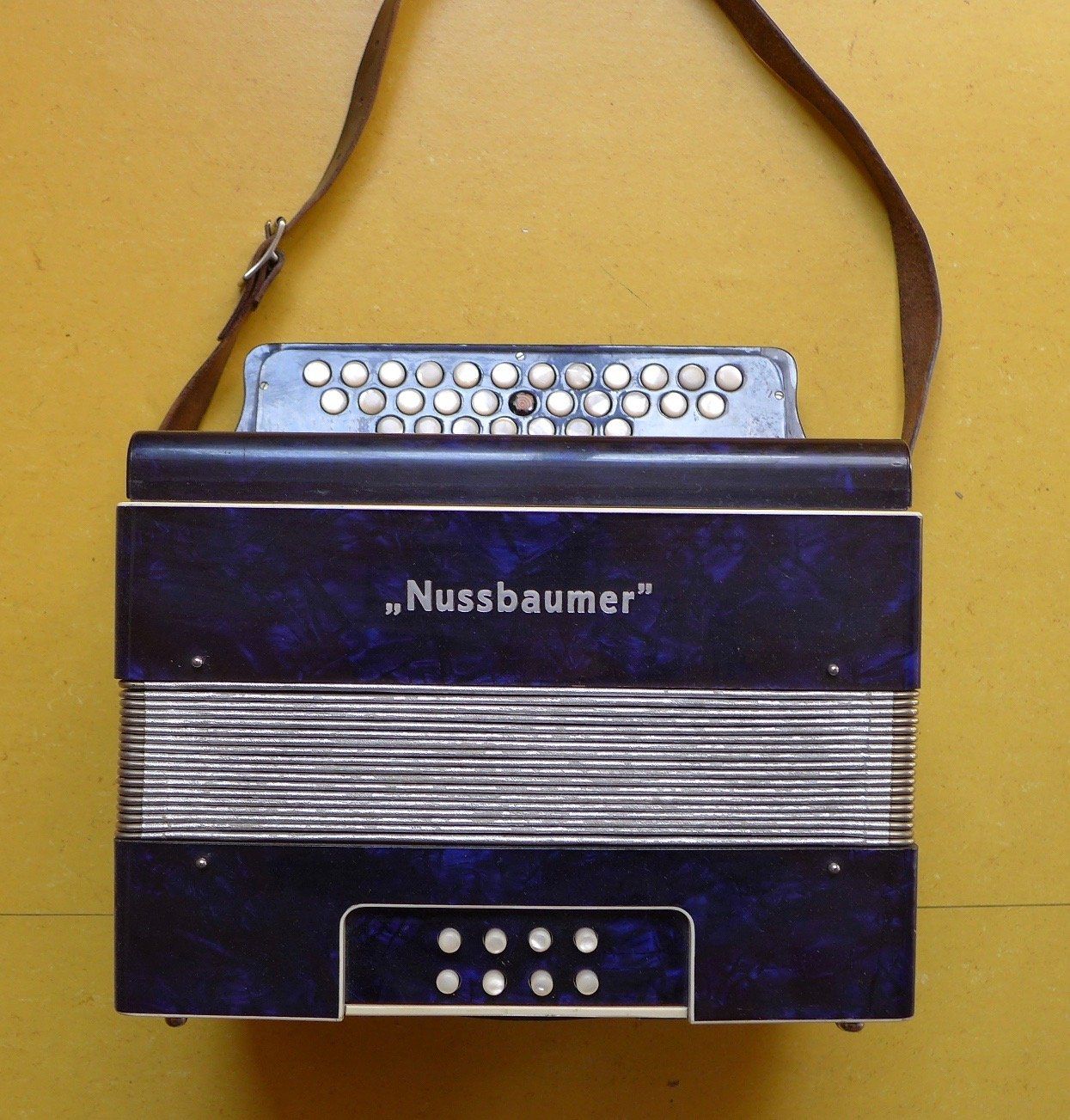 Musikinstrumente: Handorgel "Nussbaumer" – Gebraucht aus Chur von Bombai01