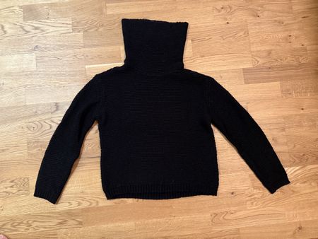 Schwarzer Strickpullover mit Rollkragen