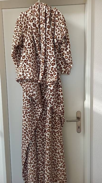 Coperte: Kuscheldecke mit Ärmeln "Leo" – Usato da Allschwil venduto da Camy061 2