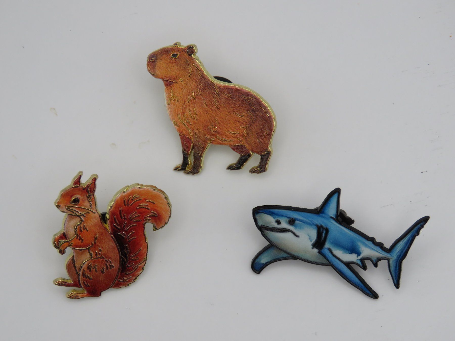 Spille & Fermagli: 3 Tier Set - PIN - Eichhörnchen - Capybara - Haifisch - Neu – Nuovo e nell'imballaggio originale da Grenchen venduto da Yamahwildstar16 1