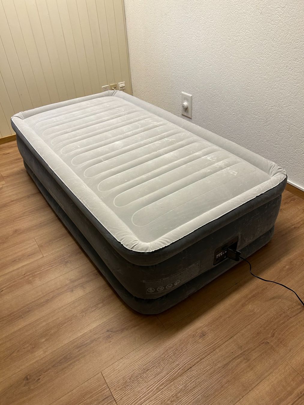 Lits: Intex Luftbett mit integrierter Pumpe – D'occasion à Binningen par Grr0