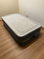 Intex Luftbett mit integrierter Pumpe
