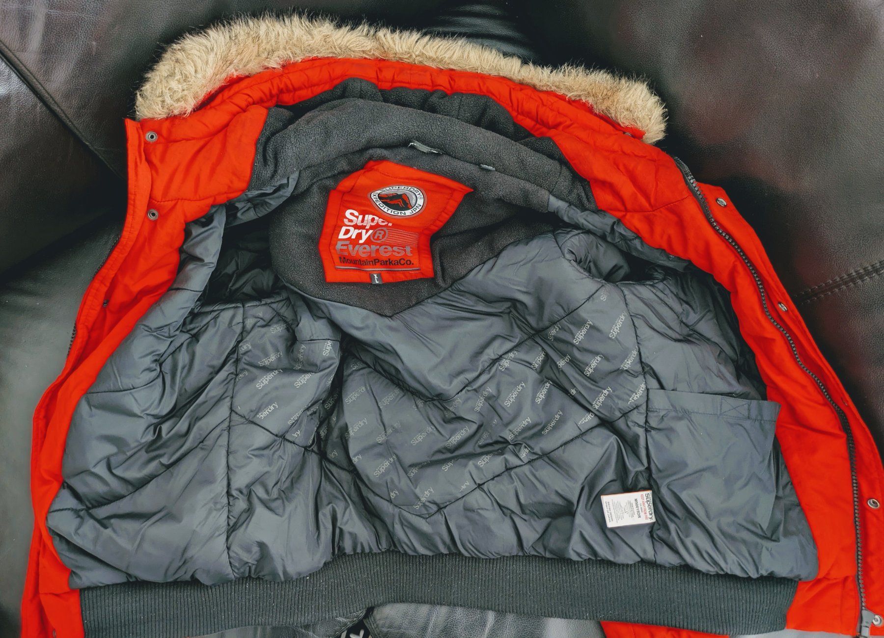 Superdry Jacken: Superdry® Winterjacke, Orange-Rot/Schwarz – Gebraucht aus Dagmersellen von Koenigsegg1 1