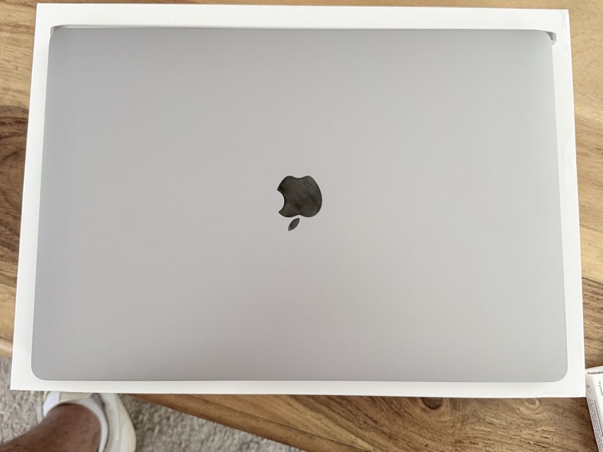 Apple Notebooks: MacBook Pro, Unfassbar starker PC – Neu und originalverpackt aus sirnach von samuuelee
