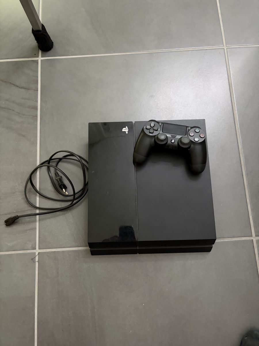 Sony Console: PS4 Fat + Controller + Netzkabel (bundle) – Usato da Niederurnen venduto da mat_22hd