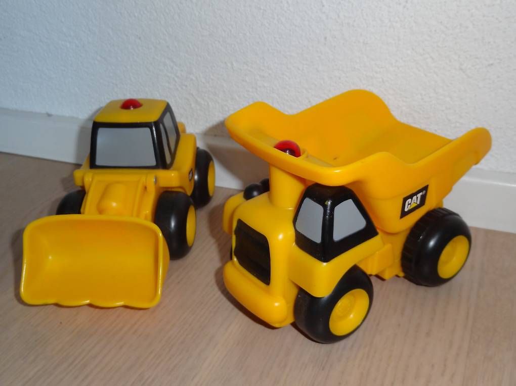 Jouets: CAT Caterpillar 2er Set Bagger und Mulden Kipper – D'occasion à Diessenhofen par --Stephan-- 1